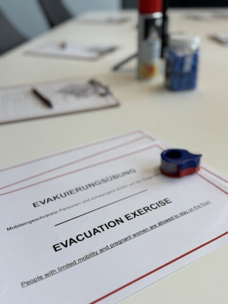 Die Arbeitsstättenverordnung schreibt Flucht- und Rettungswegpläne vor.