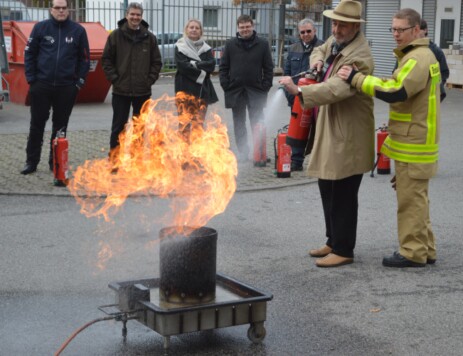 Brandschutzhelferausbildung mit praktischer Feuerlöscherunterweisung.