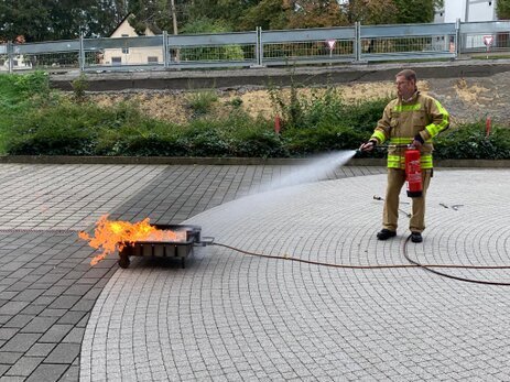 Praxisunterweisung am Brandsimulator.